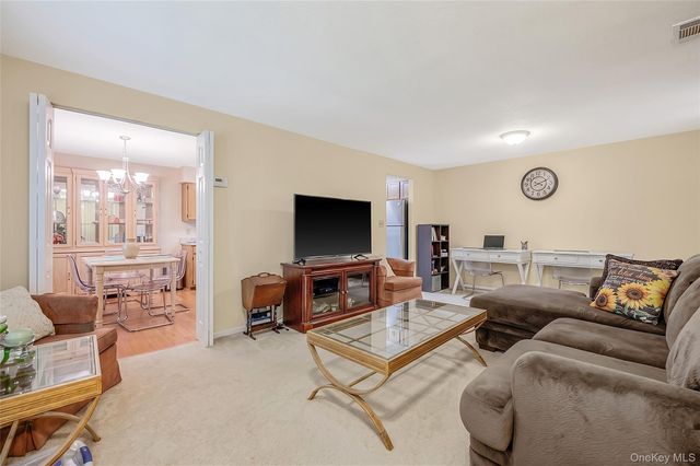452 Birchwood Road, Medford, NY 11763