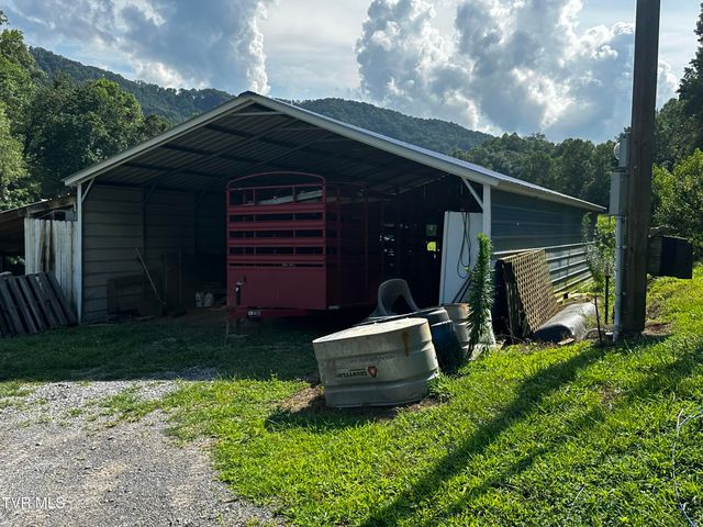 1013 Cloud Creek Road, Rogersville, TN 37857
