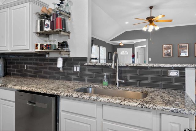 7032 La Hacienda, Flint, TX 75762