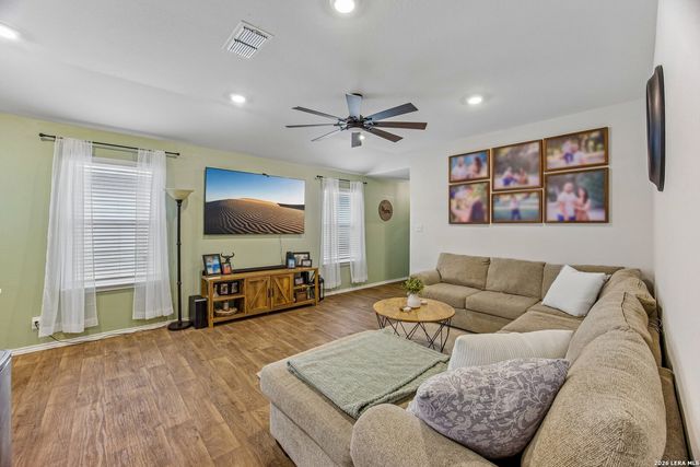 389 Middle Green Loop, Floresville, TX 78114