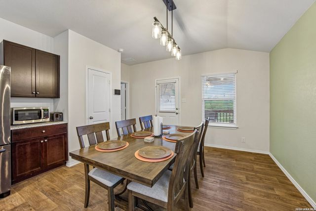 389 Middle Green Loop, Floresville, TX 78114