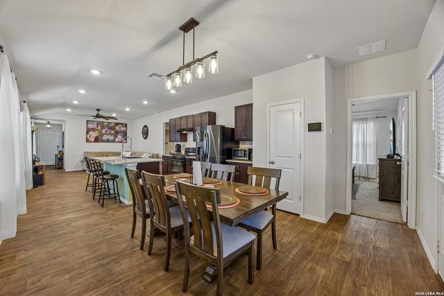 389 Middle Green Loop, Floresville, TX 78114