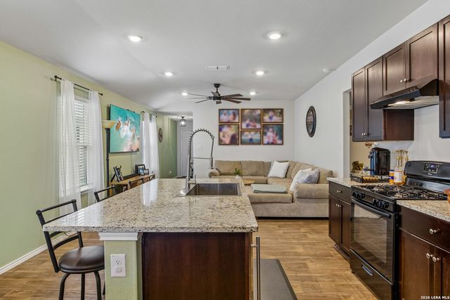389 Middle Green Loop, Floresville, TX 78114