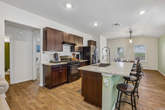 389 Middle Green Loop, Floresville, TX 78114