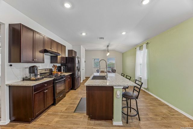 389 Middle Green Loop, Floresville, TX 78114