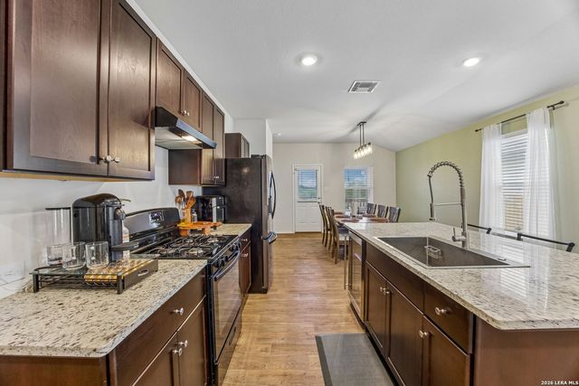 389 Middle Green Loop, Floresville, TX 78114