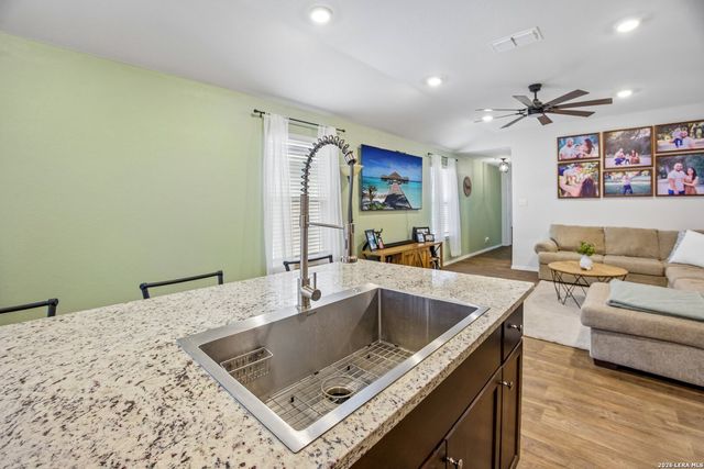 389 Middle Green Loop, Floresville, TX 78114
