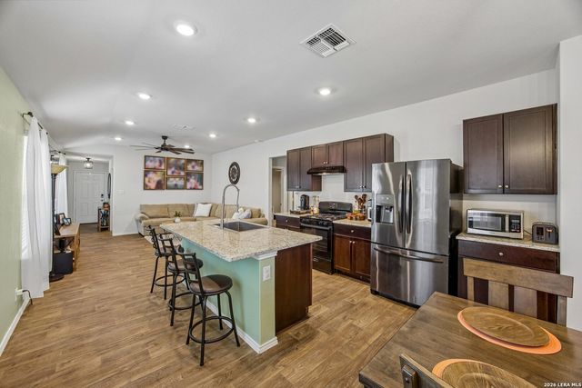 389 Middle Green Loop, Floresville, TX 78114