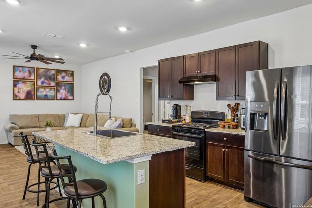 389 Middle Green Loop, Floresville, TX 78114