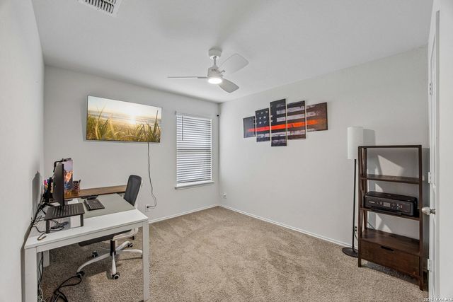 389 Middle Green Loop, Floresville, TX 78114