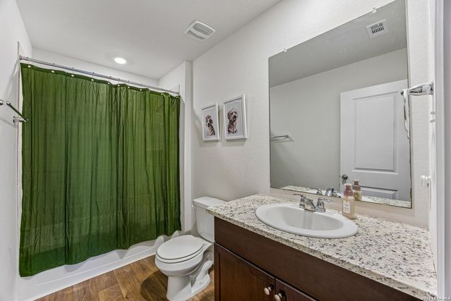 389 Middle Green Loop, Floresville, TX 78114