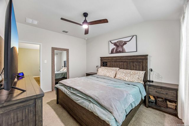 389 Middle Green Loop, Floresville, TX 78114