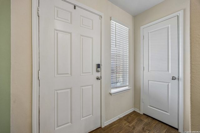 389 Middle Green Loop, Floresville, TX 78114