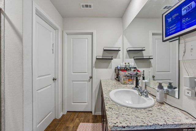 389 Middle Green Loop, Floresville, TX 78114
