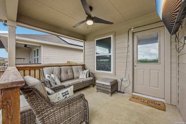 389 Middle Green Loop, Floresville, TX 78114
