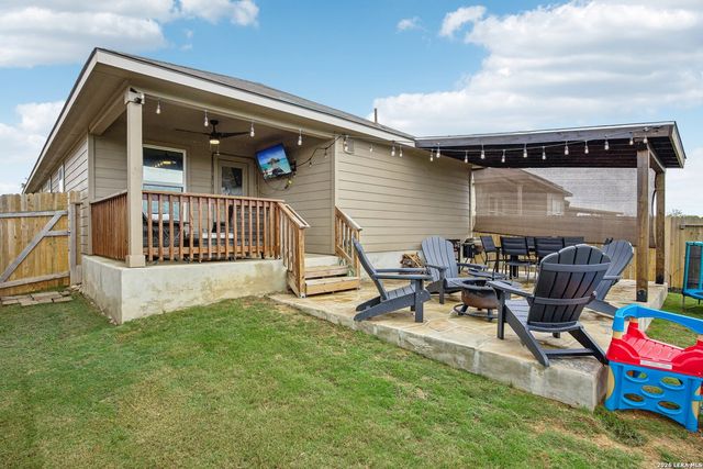 389 Middle Green Loop, Floresville, TX 78114