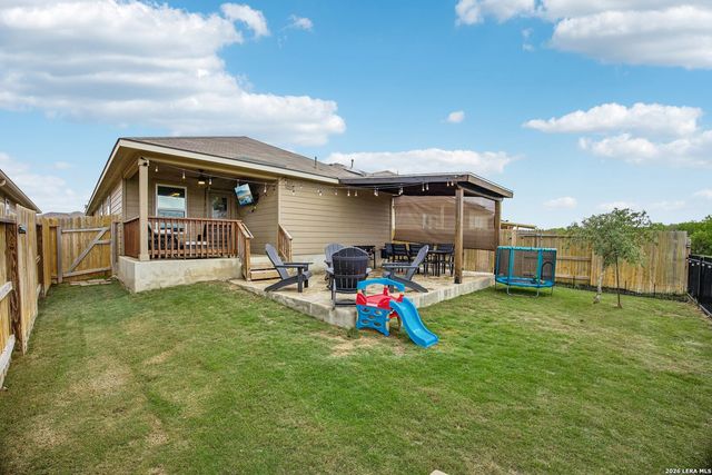 389 Middle Green Loop, Floresville, TX 78114