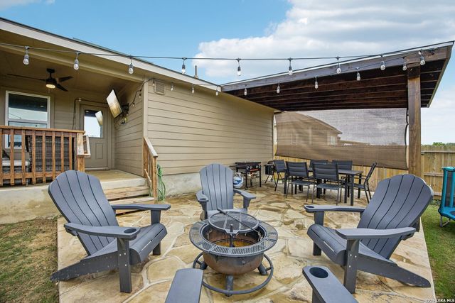 389 Middle Green Loop, Floresville, TX 78114