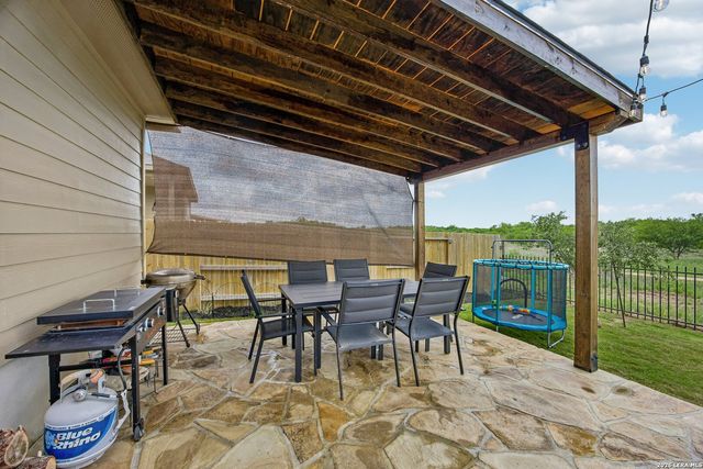 389 Middle Green Loop, Floresville, TX 78114