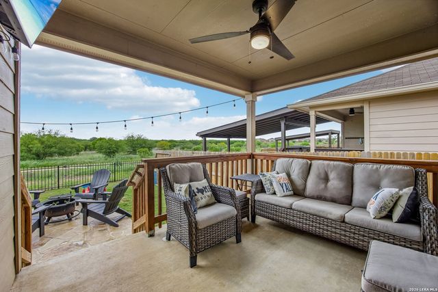 389 Middle Green Loop, Floresville, TX 78114