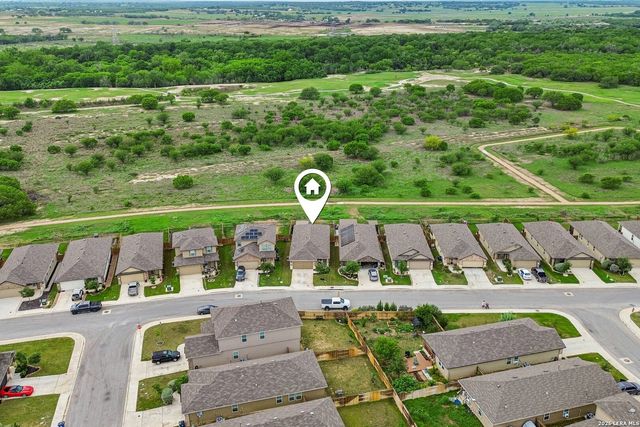 389 Middle Green Loop, Floresville, TX 78114