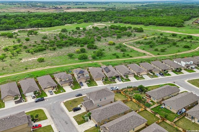 389 Middle Green Loop, Floresville, TX 78114