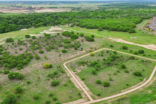 389 Middle Green Loop, Floresville, TX 78114