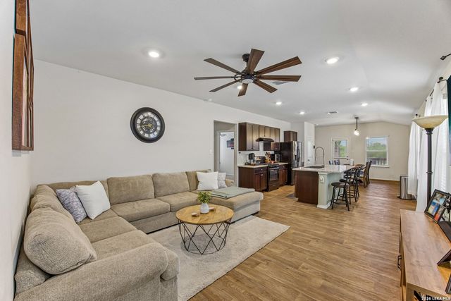 389 Middle Green Loop, Floresville, TX 78114