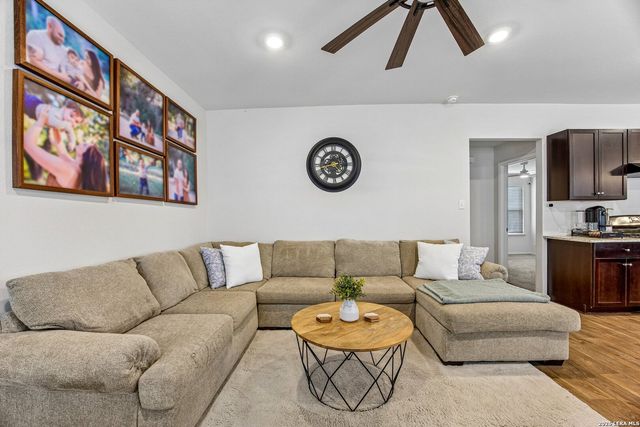 389 Middle Green Loop, Floresville, TX 78114