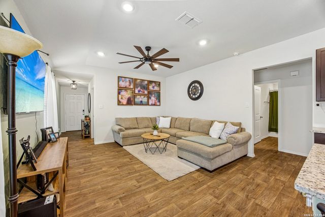 389 Middle Green Loop, Floresville, TX 78114