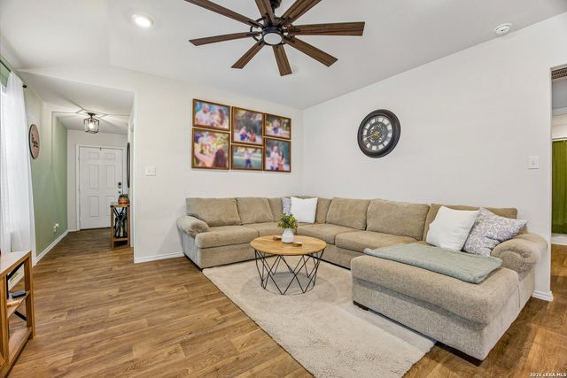 389 Middle Green Loop, Floresville, TX 78114
