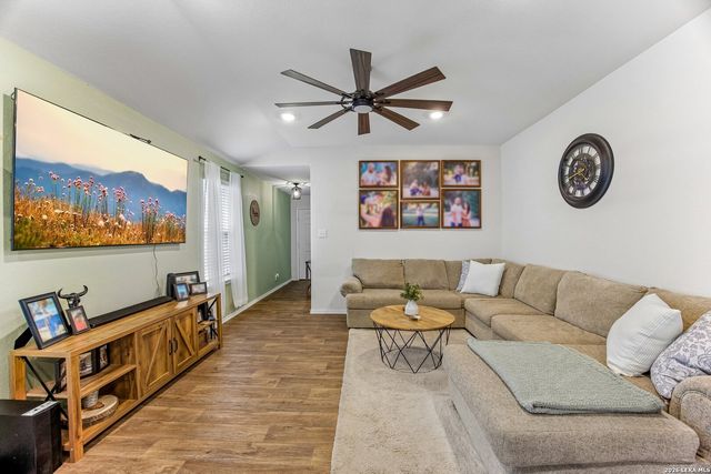 389 Middle Green Loop, Floresville, TX 78114