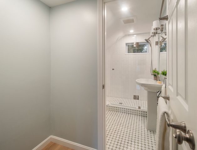 7 Beach St, Newton, MA 02460