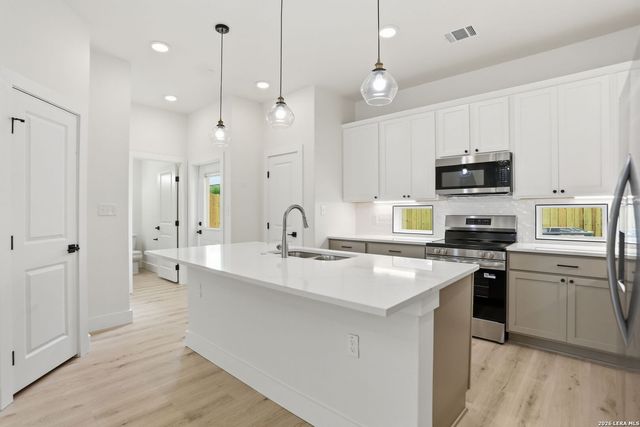 1143 PANIOLO DR, Boerne, TX 78006