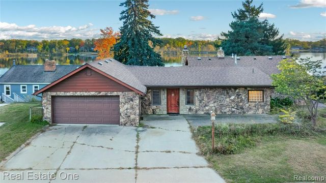 2739 Lakeridge, Wixom, MI 48393