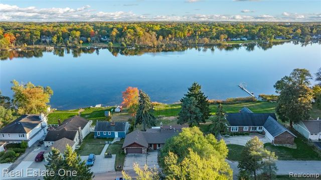 2739 Lakeridge, Wixom, MI 48393