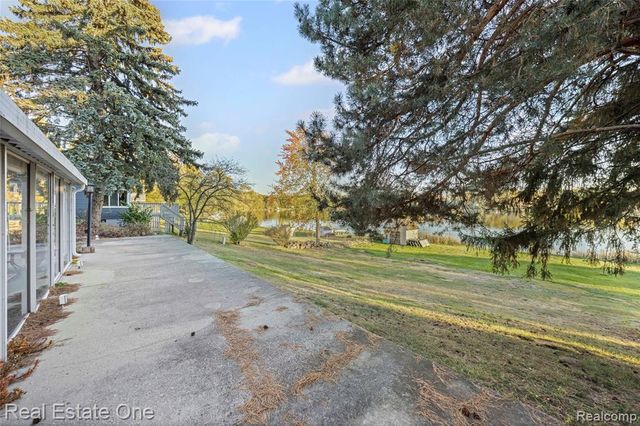 2739 Lakeridge, Wixom, MI 48393