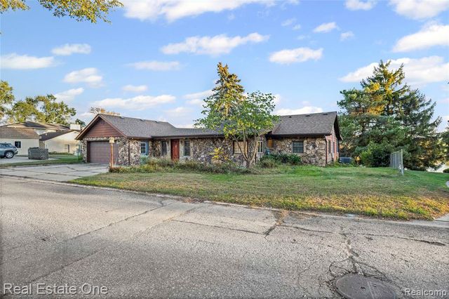 2739 Lakeridge, Wixom, MI 48393