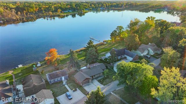 2739 Lakeridge, Wixom, MI 48393