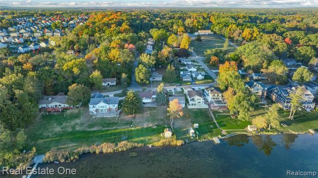 2739 Lakeridge, Wixom, MI 48393