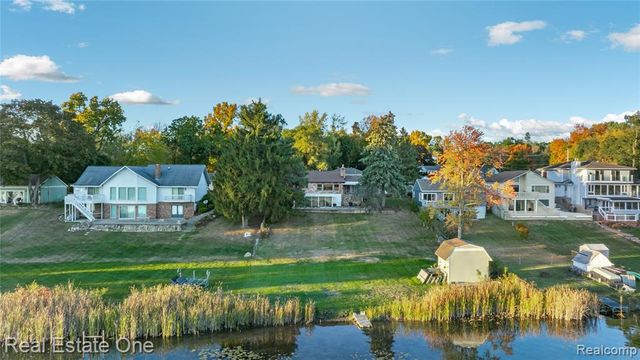 2739 Lakeridge, Wixom, MI 48393