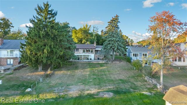 2739 Lakeridge, Wixom, MI 48393