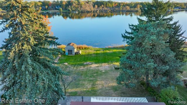 2739 Lakeridge, Wixom, MI 48393