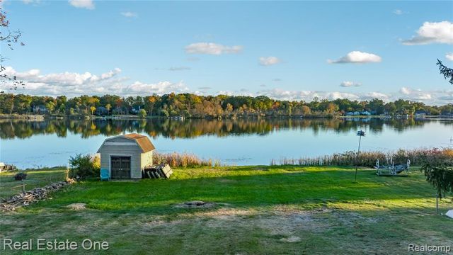 2739 Lakeridge, Wixom, MI 48393