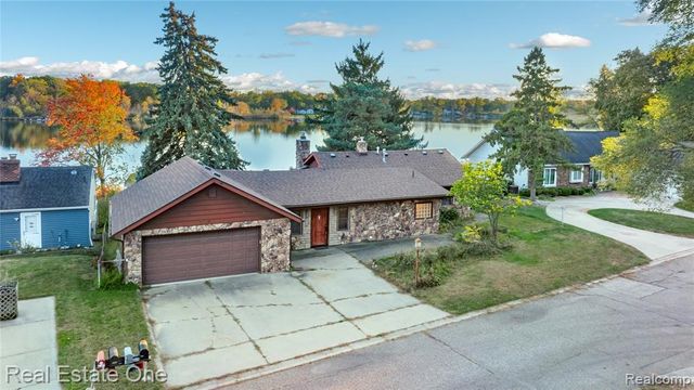 2739 Lakeridge, Wixom, MI 48393