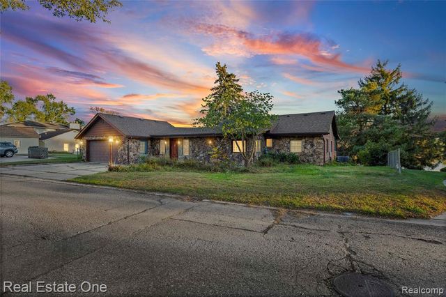 2739 Lakeridge, Wixom, MI 48393