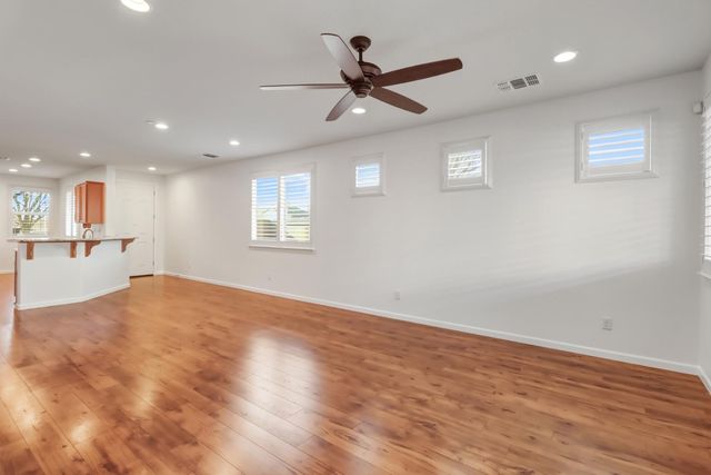 7925 Peak Forest Way, Elk Grove, CA 95757