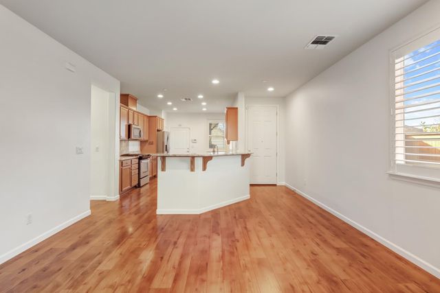 7925 Peak Forest Way, Elk Grove, CA 95757