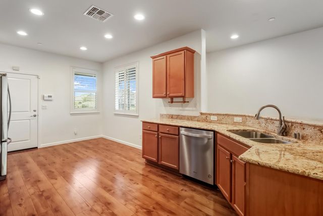 7925 Peak Forest Way, Elk Grove, CA 95757