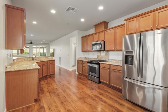 7925 Peak Forest Way, Elk Grove, CA 95757